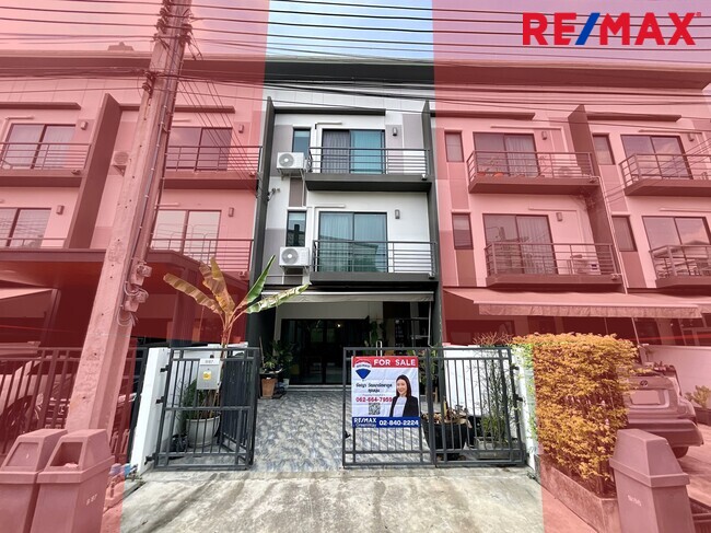 ขาย ทาวน์โฮม 3 ชั้น บ้านกลางเมือง พหลโยธิน 50 ถนนเทพรักษ์