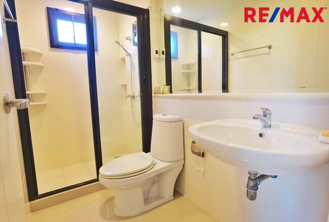 ขายบ้านกลางเมือง รัตนาธิเบศร์ หลังริม เนื้อที่ 33 ตร.ว. ต่อเติม Built-in ทั้งหลังสวย บ้านใหม่ ไม่เคยอยู่ ใกล้รถไฟฟ้า สถานีแยกนนทบุรี1 500 เมตร ใกล้เซ็นทรัลรัตนาธิเบศร์