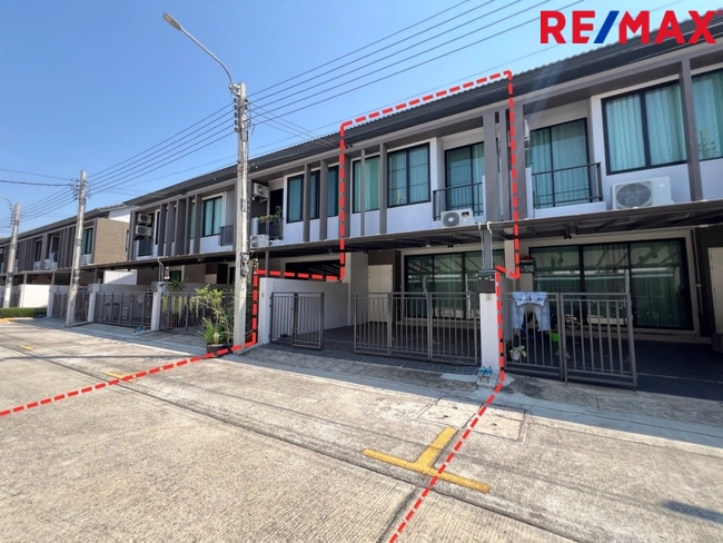 ทาวน์โฮม 2 ชั้น สไตล์ Modern ใกล้สวนหลวง ร.9 เพียง 500 เมตร ..โครงการ ไทม์โฮมร่มเย็น เฉลิมพระเกียรติ ร.9 ซอย 38 ..หน้าบ้านกว้าง 5 เมตร 2 ที่จอดรถ » ตัวบ้านใหญ่ พื้นที่ใช้สอยเยอะเหมือนได้บ้านแฝด ต่อเติมหลังคาหน้าบ้าน