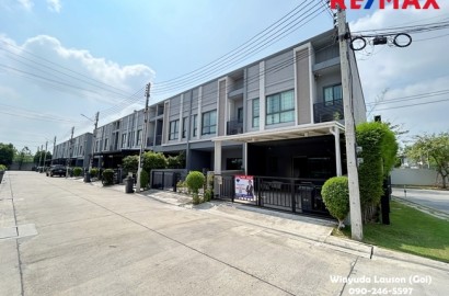 ขาย ทาวน์โฮม เวิร์ฟ ติวานนท์ รังสิต ติดถนนใหญ่ติวานนท์ ใกล้ทางด่วนศรีรัช (ด่านศรีสมานและด่านบางพูน) ทาวน์โฮมหลังมุม มีพื้นที่ข้างบ้าน