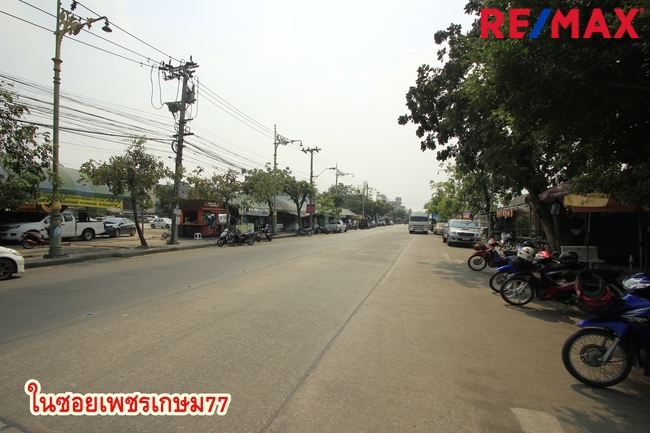 ขาย ที่ดินเพชรเกษม77แยก4-1 ที่ถมแล้วมีกำแพงล้อมรอบ แปลงมุมติดคลอง หน้าวัดระฆังพรหมรังสี 181ตารางวา เหมาะสร้างบ้าน สำนักงาน หอพัก แถมแบบก่อสร้างให้ฟรี